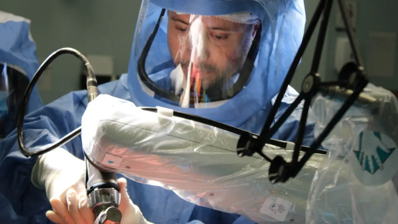 Ya se hacen en Argentina cirugías de cadera y rodilla asistidas por robots