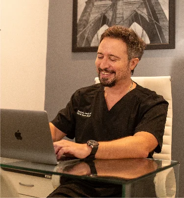 Andrés Anania, trabajando en su centro